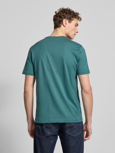 Männermodel trägt Regular Fit T-Shirt mit Rundhalsausschnitt von Christian Berg Men in Türkis, reine Baumwolle, Rückenansicht, Ganzkörperansicht Rückansicht