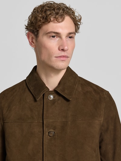 Mannmodel draagt Jacke met zij-steekzakken van MCNEAL, recht model, kentkraag, knoopsluiting, detailopname bovenlichaam.
