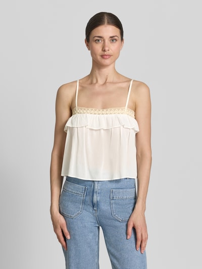 Frauenmodel trägt Blusentop mit Spaghettiträgern Modell 'TISANE' von Drykorn, Baumwoll-Viskose-Mix, Cropped, creme, Ganzkörperansicht von vorne. Rückenlänge bei Größe 36: 25 cm.