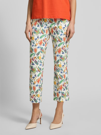 Frauenmodel trägt Caprihose im Allover-Look Modell 'Ina' von STEHMANN aus Baumwoll-Mix mit Stretch-Anteil, Slim-Fit, Nahaufnahme Unterkörper.