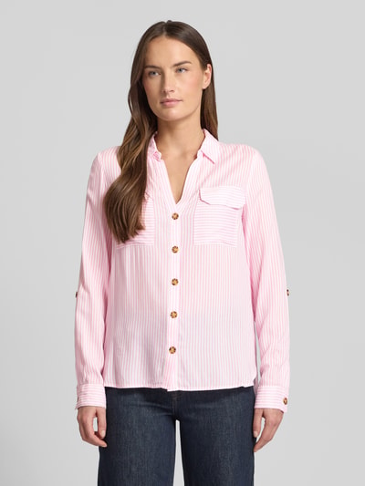 Vrouwenmodel draagt Relaxed Fit Hemdbluse uit pure viscose, gestreept two tone, borstzakken, lange mouwen, Vero Moda, frontale volledige lichaamsweergave.
