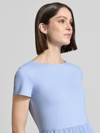 Frauenmodel trägt Midikleid in Plissee-Optik von Christian Berg Woman Selection in Hellblau, Elastischer-Material-Mix, Kurzärmelig, Nahaufnahme Oberkörper. Taillierte Passform, Rundhalsausschnitt, sanfte Plissee-Optik, Rückenlänge bei Größe 36: 108 cm, Brustweite: 42 cm, Ärmellänge: 15 cm.