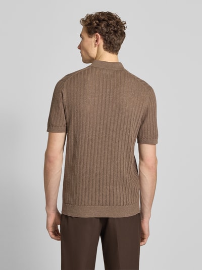 Männermodel trägt Slim Fit Poloshirt aus Baumwoll-Leinen-Mix von Profuomo in Braun, feine Rippstruktur, Rückenlänge 69 cm, Ganzkörperansicht Rückansicht.