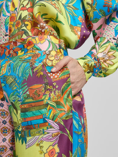 Frauenmodel trägt Wide Fit Stoffhose aus reiner Viskose mit elastischem Bund von Liu Jo White, floraler Allover-Print, Nahaufnahme Hüfte.