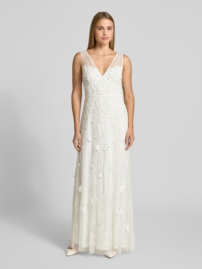Frauenmodel trägt Maxikleid mit Perlen und V-Ausschnitt von Adrianna Papell, weiße Mesh-A-Linie, florale Textur, Allover-Look, Ganzkörperansicht von vorne.