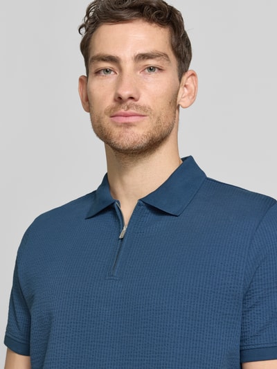 Männermodel trägt Regular Fit Poloshirt mit Strukturmuster von MCNEAL in Blau, Baumwoll-Mix, Reißverschluss, Kurzärmelig, Nahaufnahme Oberkörper.