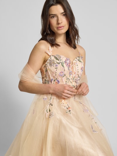 Frauenmodel trägt Abendkleid aus Tüll mit Stitchings von Unique, A-Linie, Maxikleid, Spaghettiträger, zarte Farben, Nahaufnahme Oberkörper.