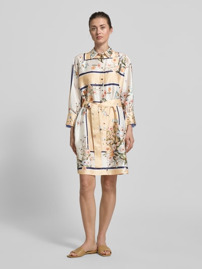 Frauenmodel trägt Knielanges Kleid mit floralem Allover-Print von Liu Jo White in Satin mit Umlegekragen, Stoffband und Logo-Print, Ganzkörperansicht von vorne.