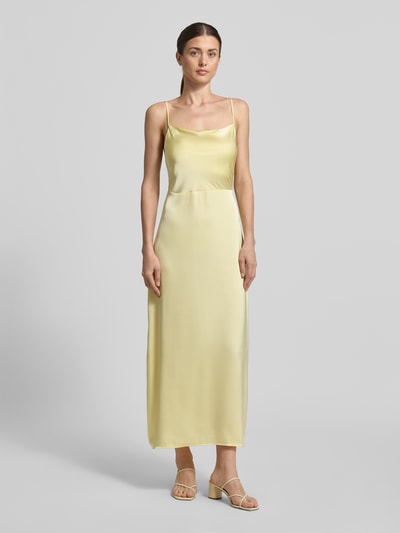 Vrouwenmodel draagt Maxikleid mit Spaghettiträgern Modell 'RAVENNA' van Vila, satijn, getailleerde fit, kareehals, verstelbare bandjes, diepe rug, lichtgeel, gladde textuur, volledige lichaamsvoorzijde.