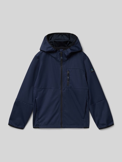 Produktfoto, Softshell-Jacke mit Eingrifftaschen und Label-Detail von Killtec in Dunkelblau, Regular-Fit, Kapuze, Reißverschluss, glatte Softshell-Textur, Rückenlänge 55 cm, Schulterbreite 41 cm, Ärmellänge 50 cm bei Größe 140.