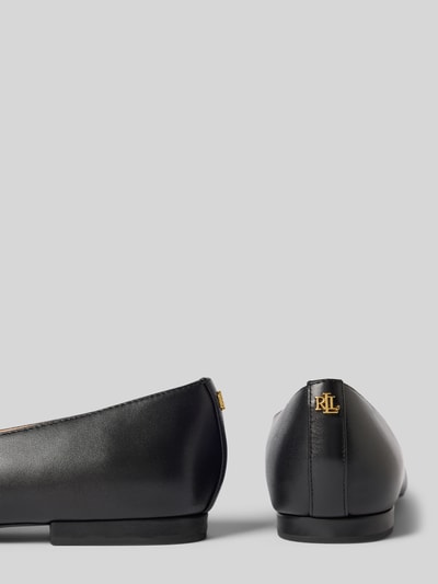Produktfoto, Ballerinas mit strukturierter Sohle Modell 'LONDYN' von Lauren Ralph Lauren aus schwarzem Echtleder mit spitzer Form, dezente Textur, Absatzhöhe 1 cm, Schafthöhe 7 cm, Schaftweite 6 cm.
