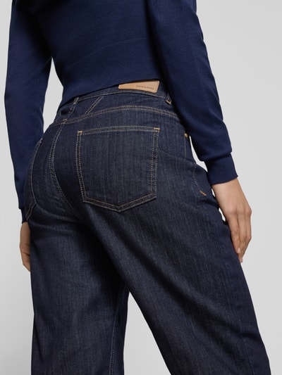 Frauenmodel trägt Jeans mit Eingrifftaschen von More & More in dunklem Denim mit regelmäßiger Struktur, Regular Fit, Knopf- und Reißverschluss, Gesäßtaschen, Bundweite 39 cm, Innenbeinlänge 84 cm, Ganzkörperansicht Rückansicht.