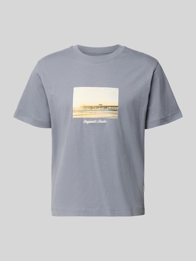 Produktfoto, T-Shirt mit Rundhalsausschnitt Modell 'JORNORREBRO' von JACK & JONES aus reiner Baumwolle, gerader Schnitt, hellblau mit Foto-Print und glatter Textur, Rückenlänge bei Größe M 65 cm.