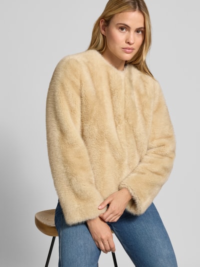 Frauenmodel trägt Regular Fit Jacke aus Kunstfell mit Rundhalsausschnitt Modell 'PALCHI' von Max Mara in Beige, Damen Teddy- / Webpelzjacke, Ganzkörperansicht von vorne.