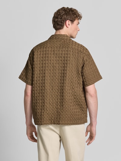 Męski model nosi Relaxed Fit Freizeithemd aus reiner Baumwolle Modell 'MONTY' od SELECTED HOMME, kolor brązowy, krótki rękaw, tekstura żakardowa, fason relaxed fit, widok sylwetki z tyłu.