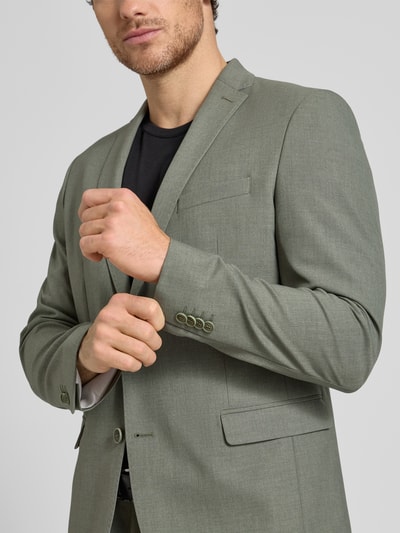 Mannenmodel draagt Regular Fit Anzugsakko met wol van s.Oliver BLACK LABEL, mêlee look, regular fit, reverskraag, 2-knoopsluiting, lange mouw, kissing buttons, loopsplit, klepzakken, borstzak, binnenzak. Nahaufnahme bovenlichaam van voren.