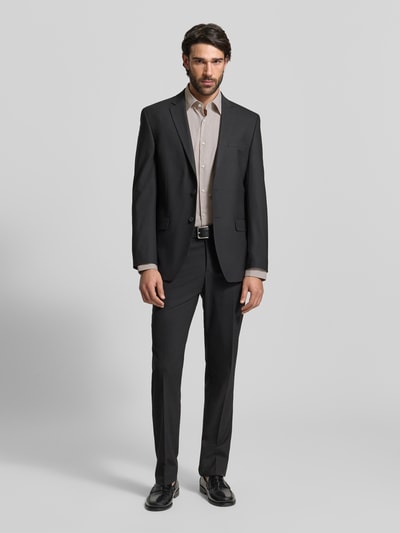 Männermodel trägt Regular Fit Businesshemd aus Stretch-Twill Modell 'P-JOE-KENT-C1-222' von BOSS in Beige, Ganzkörperansicht von vorne.