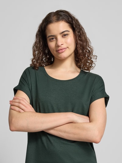 Frauenmodel trägt Regular Fit T-Shirt aus Viskose-Mix Modell 'MOSTER' von ONLY in Dunkelgrün, Damen T-Shirt von ONLY, Nahaufnahme Oberkörper.