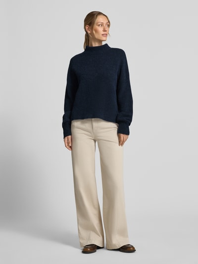 Vrouwenmodel draagt Regular Fit pullover uit mix van wol en alpaca Model 'Nola' van Samsøe Samsøe, donkerblauw, tricotlook, col, ruglengte maat S 55 cm, mouwlengte maat S 51 cm, gebroken witte broek, contrastrijk, zachte textuur, volledig vooraanzicht