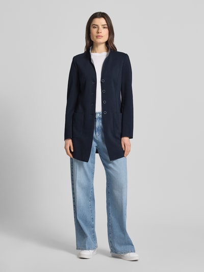 Kobiece model nosi Blazer mit Stehkragen und Eingrifftaschen od WHITE LABEL, mieszanka bawełny, taliowany krój, listwa guzikowa, nakładane wpuszczane kieszenie, długość tyłu w rozmiarze 36: 80 cm, szerokość klatki piersiowej w rozmiarze 36: 45 cm, długość rękawów w rozmiarze 36: 64 cm, granatowy, proste kształty, gładka tekstura, całkowity widok z przodu