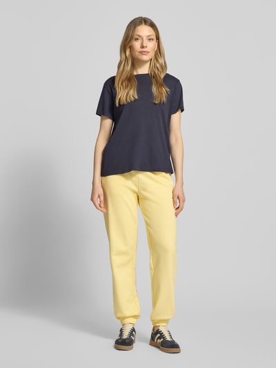 Vrouwenmodel draagt Regular Fit Sweatpants met achterzak model 'Nucia' van Mustang, puur katoen, elastische band met tunnelkoord, steekzakken, elastische boordjes, regular fit, geel, volledige lichaamsaanzicht van voren.