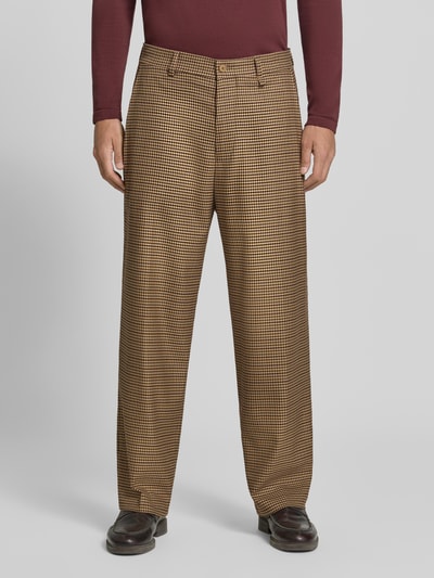 Mannenmodel draagt Heren broek met rechte pijpen met bruine en beige ruit, steekzakken, strookzak aan de achterkant, Model 'WYACO' van DRYKORN, straight fit, knoop- en ritssluiting, bandwijdte maat 32/32: 43 cm, binnenbeenlengte maat 32/32: 72 cm, volledige vooraanzicht