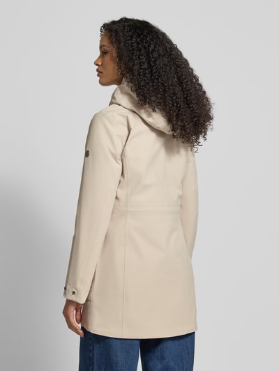 Frauenmodel trägt Regular Fit Parka mit Logo-Applikation Modell 'Folka' von Didriksons in Beige mit Stehkragen, Kapuze, Zweiwege-Reißverschluss, aufgesetzten Taschen; Rückenlänge, Schulterbreite, Brustweite und Ärmellänge in Größe 36 angegeben, glatte Textur, Ganzkörperansicht Rückansicht.