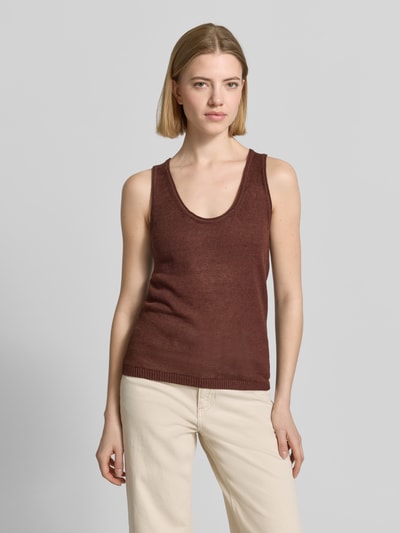 Frauenmodel trägt Tanktop mit Rundhalsausschnitt von Stefanel aus Flachs-Mix mit Baumwoll-Anteil, Straight Fit, gerippter Saum, Ganzkörperansicht von vorne.