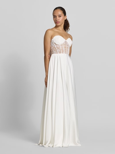 Frauenmodel trägt Brautkleid mit Ziersteinbesatz von Laona, Semitransparent, Florales-Muster, Taillierte Passform, Schulterfrei, Ganzkörperansicht von vorne.