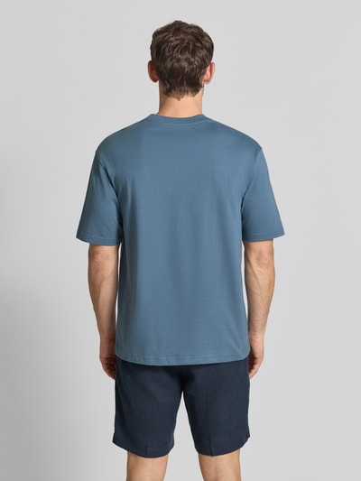 Mannenmodel draagt Regular Fit T-Shirt met ronde hals van MCNEAL in puur katoen, blauw, met korte mouwen, ruglengte maat M 69 cm. Ganzlichaamsvoorstelling achteraan.