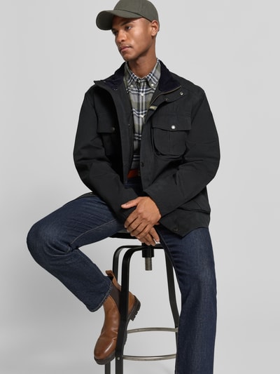 Męski model nosi Regular Fit Jacke aus Baumwoll-Mix Model 'SANDERLING' von Barbour, kolor czarny, proste faktury, pełny widok od przodu.