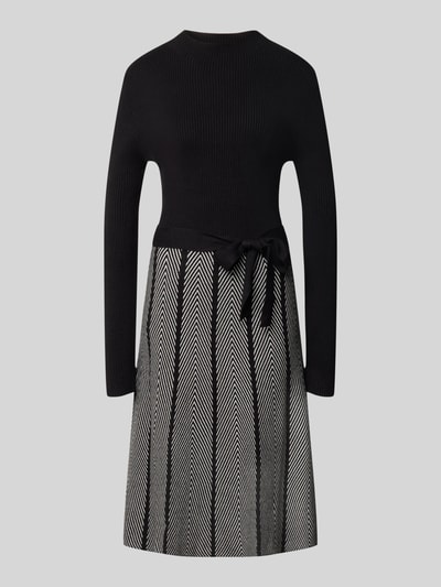 Produktfoto, Knielanges Kleid im 2-in-1-Look von Apricit, czarny wiskozowy miks, fason A-linie, pasek, długość do kolan, Szerokość w rozmiarze S: 39 cm, długość tyłu w rozmiarze S: 105 cm, długość rękawa w rozmiarze S: 64 cm
