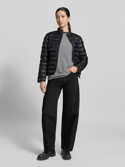 Kobiece model prezentuje Kurtka pikowana ze stójką Model 'MOON' od Blauer Usa, krój slim fit, czarny, listwa guzikowa, całkowity widok z przodu, długość tyłu w rozmiarze S: 60 cm, szerokość ramion w rozmiarze S: 40 cm, szerokość w rozmiarze S: 44 cm, długość rękawów w rozmiarze S: 60 cm