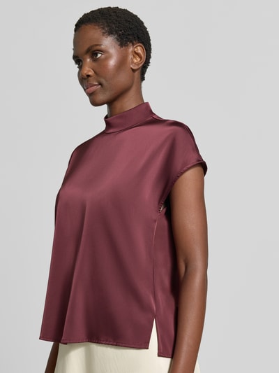 Frauenmodel trägt Regular Fit Blusentop aus reiner Baumwolle von Jake*s Collection in Dunkelrot mit glatter Textur, Nahaufnahme Oberkörper.