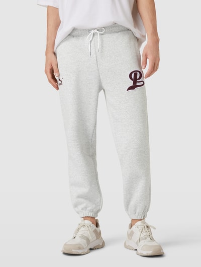 PUMA PERFORMANCE Sweatpants mit Logo-Stitching Hellgrau Melange 4