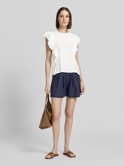 Frauenmodel trägt Regular Fit T-Shirt aus Viskose-Mix Modell 'BLISS' von Vero Moda, Optik: Unifarben, Popeline, Rüschen, Rundhals, Ärmellos, Ganzkörperansicht von vorne.