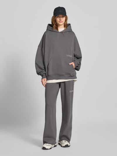 Karo Kauer Oversized Hoodie mit Label-Print Anthrazit 1