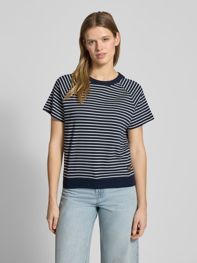 Vrouwenmodel draagt Relaxed Fit T-Shirt uit katoenmix met labelpatch van G-Star Raw, kort, gestreept, ronde hals, elastische zoom, vooraanzicht buste.