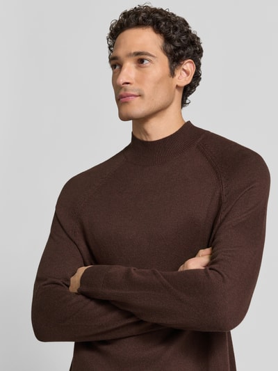 Mężczyznamodel nosi Regular Fit Pullover aus Baumwoll-Mix Modell 'Tito-M' von Strellson, brązowy, jednolita tekstura, zbliżenie na górną część ciała, sweter męski