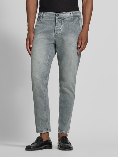 Mężczyzna nosi Slim Fit Jeans aus Baumwoll-Mix Modell 'RAY' von Antony Morato, szary denim, 5 kieszeni, zapięcie na guzik i zamek błyskawiczny, Ganzkörperansicht von vorne. Szerokość w rozmiarze 32: 42 cm, Długość wewnętrzna nogawki: 73 cm, mieszanka bawełny i elastanu.