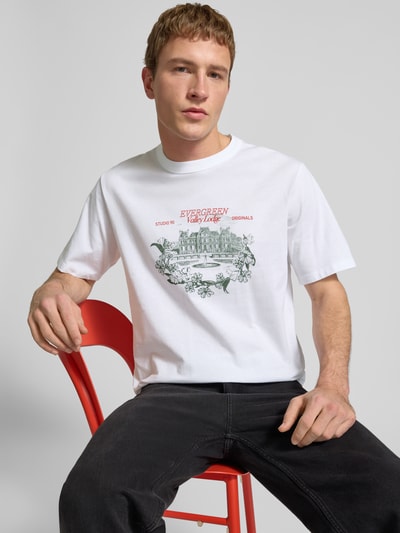 Männermodel trägt Herren T-Shirt mit Label-Print Modell 'NIAGARA' von JACK & JONES, weiße Baumwolle, gerader Schnitt, Rundhalsausschnitt, Nahaufnahme Oberkörper.
