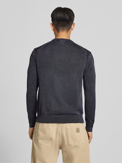 Männermodel trägt Regular Fit Pullover aus reiner Baumwolle Modell 'GARSON' von ONLY in Dunkelblau, Struktur-Optik, Ganzkörperansicht Rückansicht, Herren Pullover von ONLY & SONS.