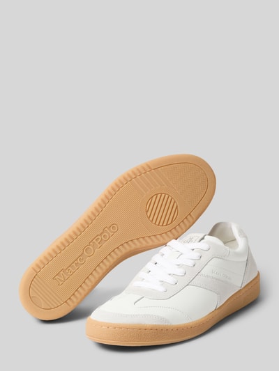 Produktfoto, Low Top Sneaker aus echtem Rindsleder von Marc O'Polo in Weiß, unifarben, abgerundete Spitze, flache Sohle, Label Print, Schnürung, leicht profilierte Sohle, hochwertige Glattleder-Textur