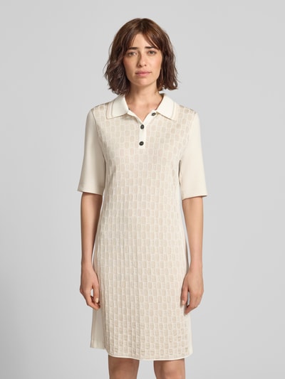 Frauenmodel trägt Polokleid im Allover-Look mit Knopfleiste von Marc Cain, Viskose-Mix mit Bio-Baumwoll-Anteil, hellbeige, gerader Schnitt, Ganzkörperansicht von vorne.