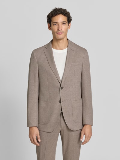 Männermodel trägt fein strukturiertes Slim Fit 2-Knopf-Sakko Modell 'Michel' von Pierre Cardin in Beige, Ganzkörperansicht von vorne. Material-Mix mit Viskose-Anteil, Reverskragen und aufgesetzte Taschen, moderner Look.
