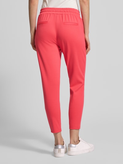 Männermodel trägt Slim Fit Stoffhose mit Viskose-Anteil Modell 'Kate' von ICHI, elastyczna mieszanka materiałów, wpuszczane kieszenie, zakładki w pasie, elastyczny pas z tunelem, szerokość w rozmiarze S: 38 cm, długość wewnętrzna nogawki: 65 cm, widok całej sylwetki z tyłu.