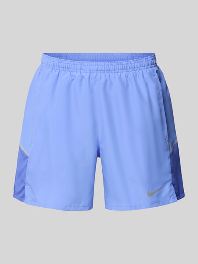 Produktfoto, Shorts mit seitlichen Eingrifftaschen und Logo-Print von NIKE TRAINING in Hellblau, Loose-Fit, elastischer Bund, glatte Textur, Bundweite bei Größe M 40 cm, Innenbeinlänge 13 cm