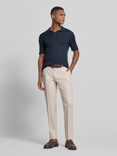 Männermodel trägt Slim Fit Poloshirt aus Lyocell-Baumwoll-Mix von OLYMP Level Five, navy, Unifarbenes-Design, Ganzkörperansicht von vorne.