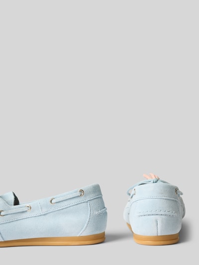 Produktfoto, hellblaue Loafer aus echtem Rindsleder von Tamaris in Wildleder-Optik mit flacher Sohle und Label-Applikation, seitliche Ansicht