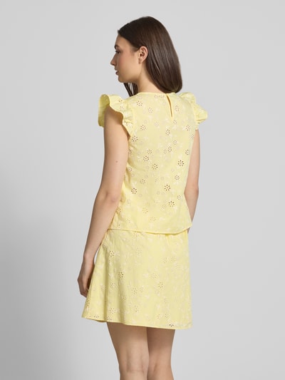 Frauenmodel trägt Regular Fit Blusentop aus reiner Baumwolle Modell 'BANNA' von Pieces, gelb mit Florales-Allover-Muster, Popeline, Ganzkörperansicht Rückansicht.